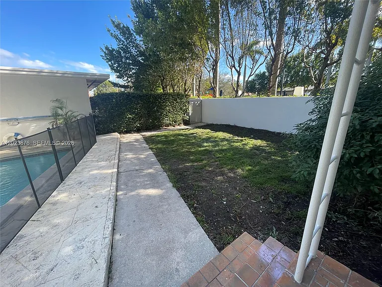 1020 SW 36th Ct — Photo 10