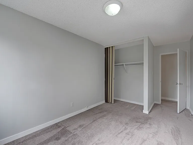 96 Grosvenor Blvd — Photo 8