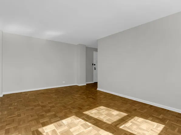 60 Knolls Crescent image 4 of 22