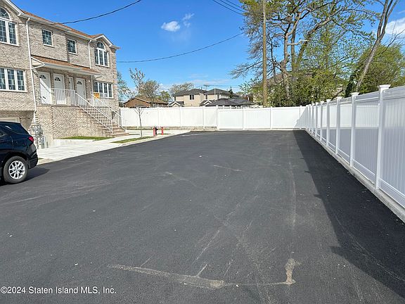 2nd image of 472 Thornycroft Ave