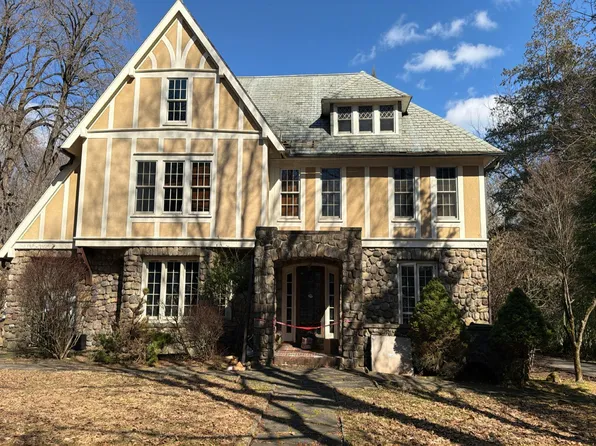 270 Cherry Ln, Airmont, NY 10901