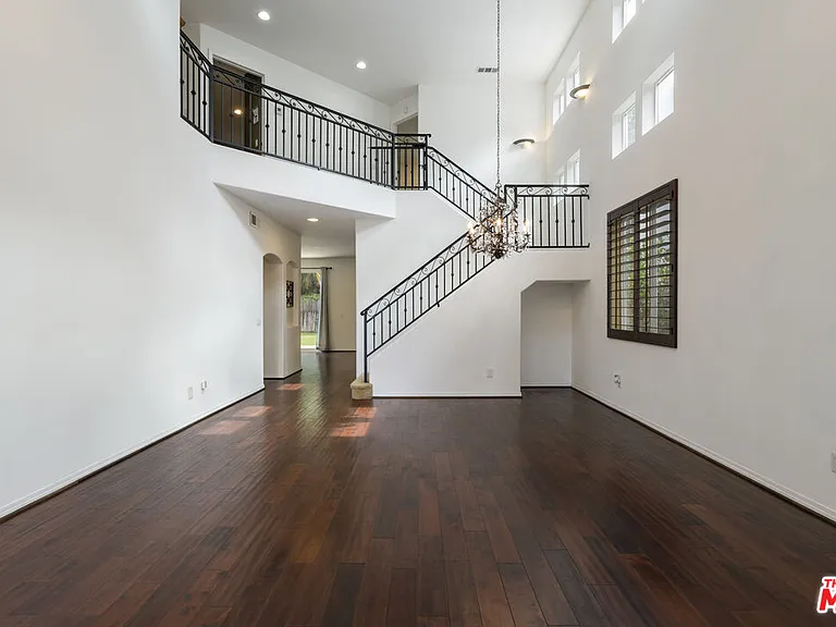 14321 Hortense St — Photo 7