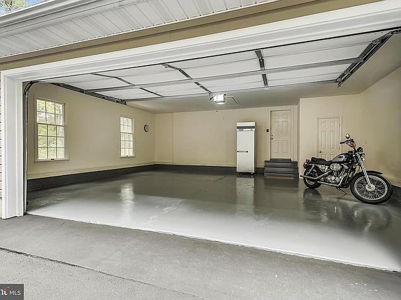 4th image of 204 Janie St