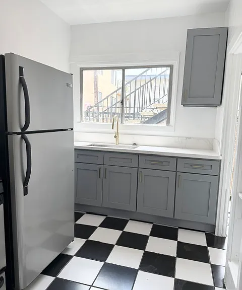 5916 1/2 Willoughby Ave — Photo 10