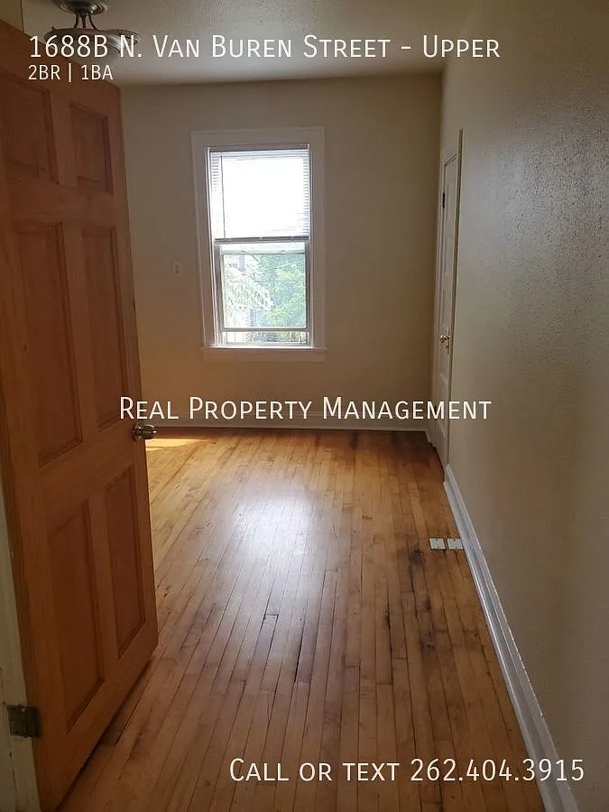 2 bedroom upper Van Buren & Brady — Photo 4