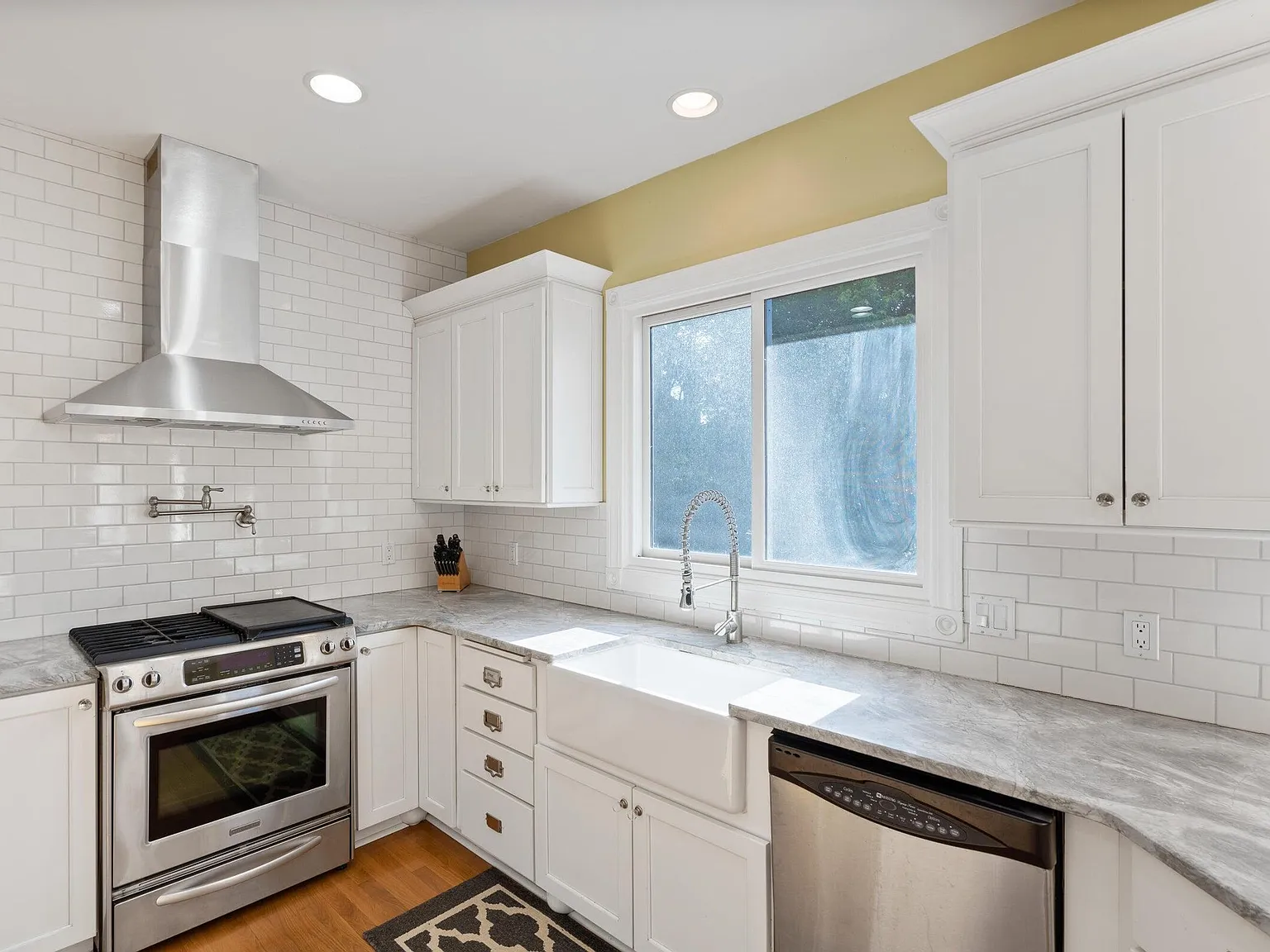 4 bed, 2.5 bath, 3304 sqft, $4,700 — Photo 3