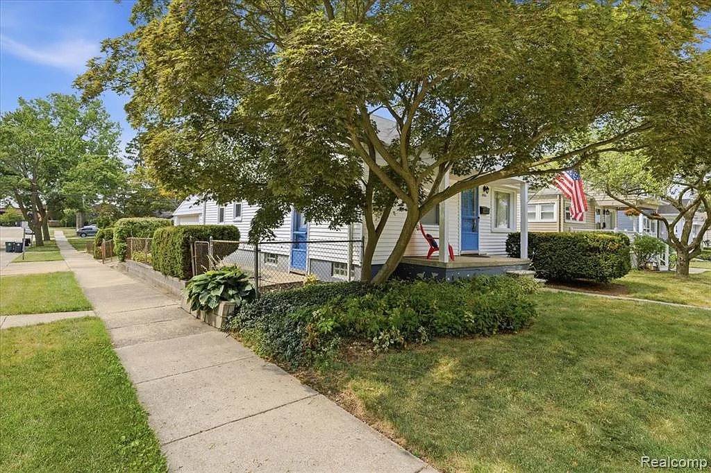 3 bed, 1.0 bath, 906 sqft, $1,950 — Photo 3
