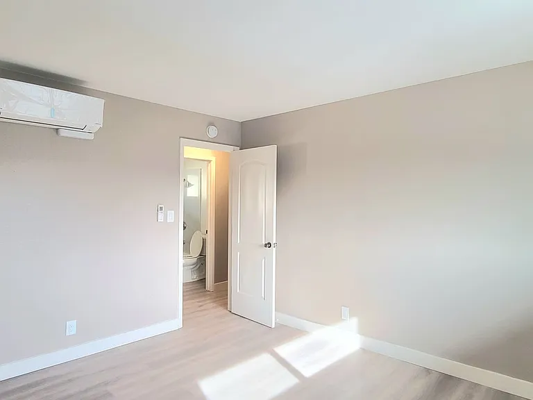 Montrose Apts — Photo 15