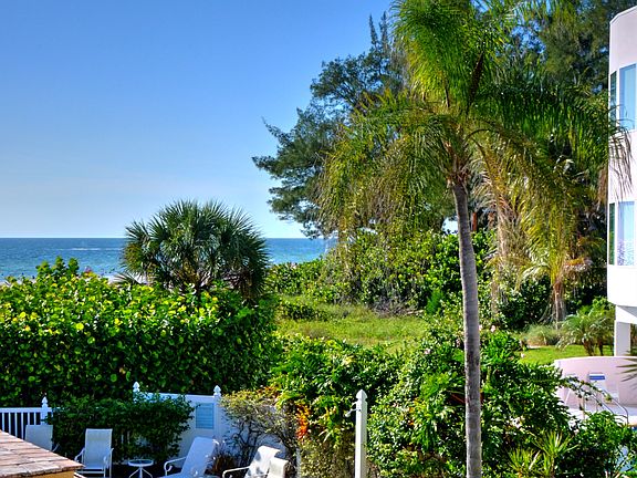 View overlooks pool & Gulf