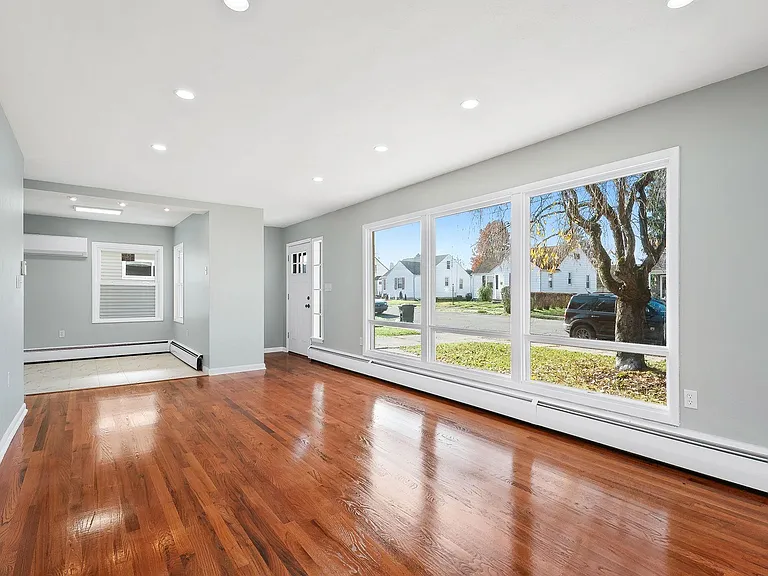 111 W Pettebone St — Photo 2