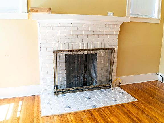 4th image of 119 E College Ave