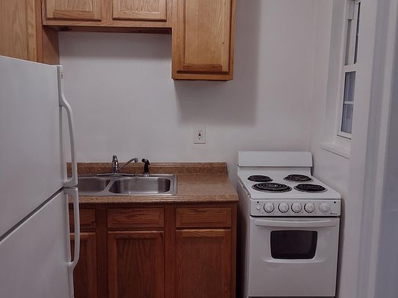 3rd image of 421 Kenwood Dr APT J