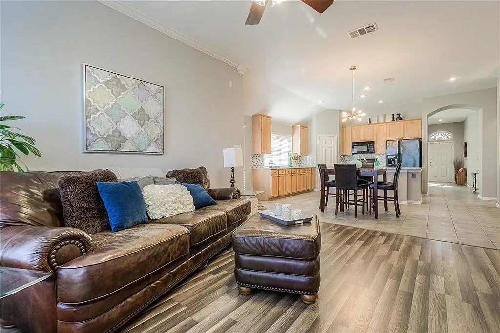 3 bed, 2015 sqft, $2,700 — Photo 4