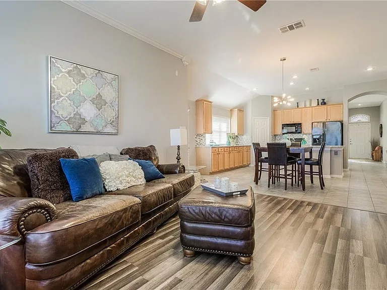1426 Forest Oaks Ct — Photo 4