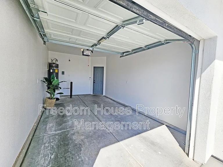 384 Erin St — Photo 31