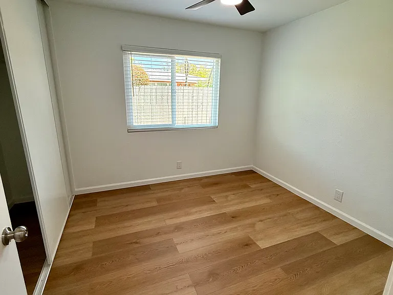 952 Pine Ave #D — Photo 15