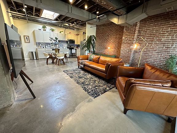 2nd image of 3814 Farnam St #203