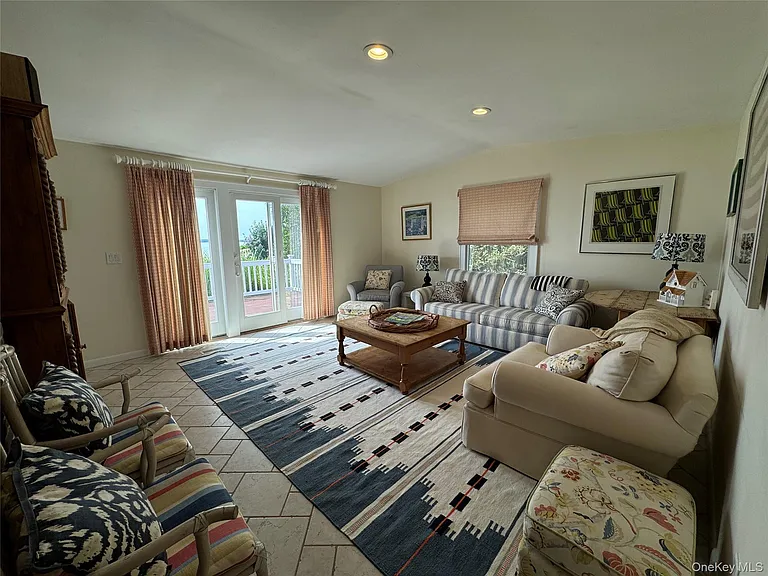 1429 Peconic Bay Blvd — Photo 9