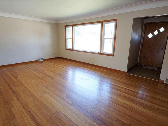 4th image of 8355 Selwick Dr