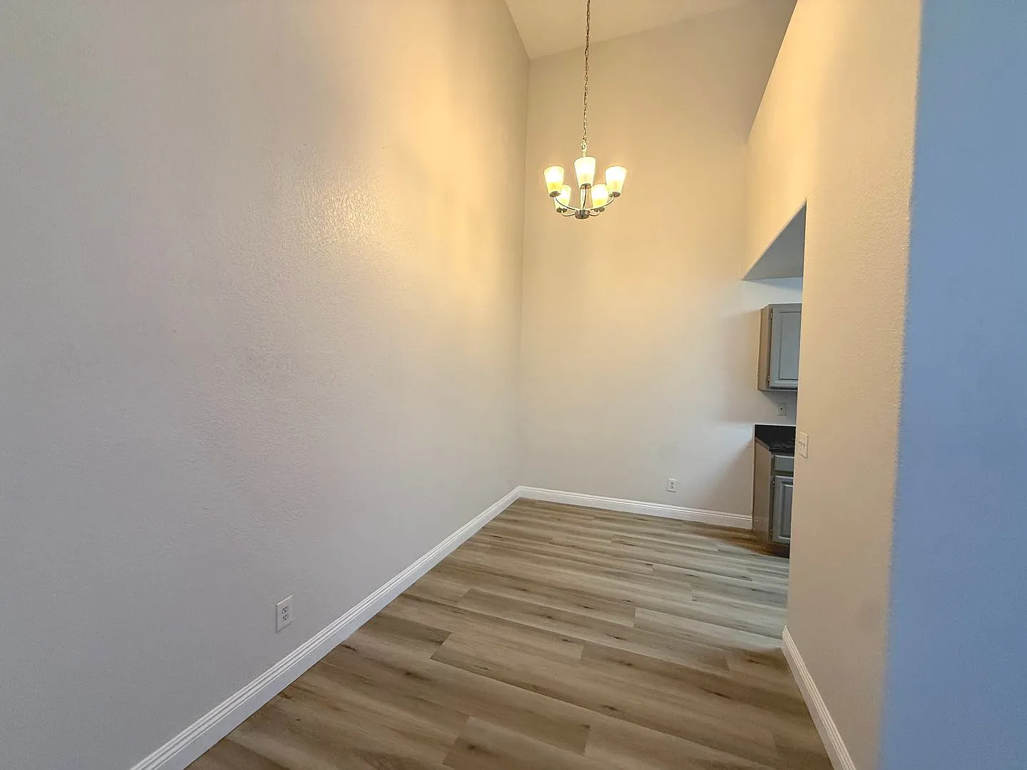 Spacious 2bed/2bath Condo With A Loft And 1 Car Garage — Photo 4