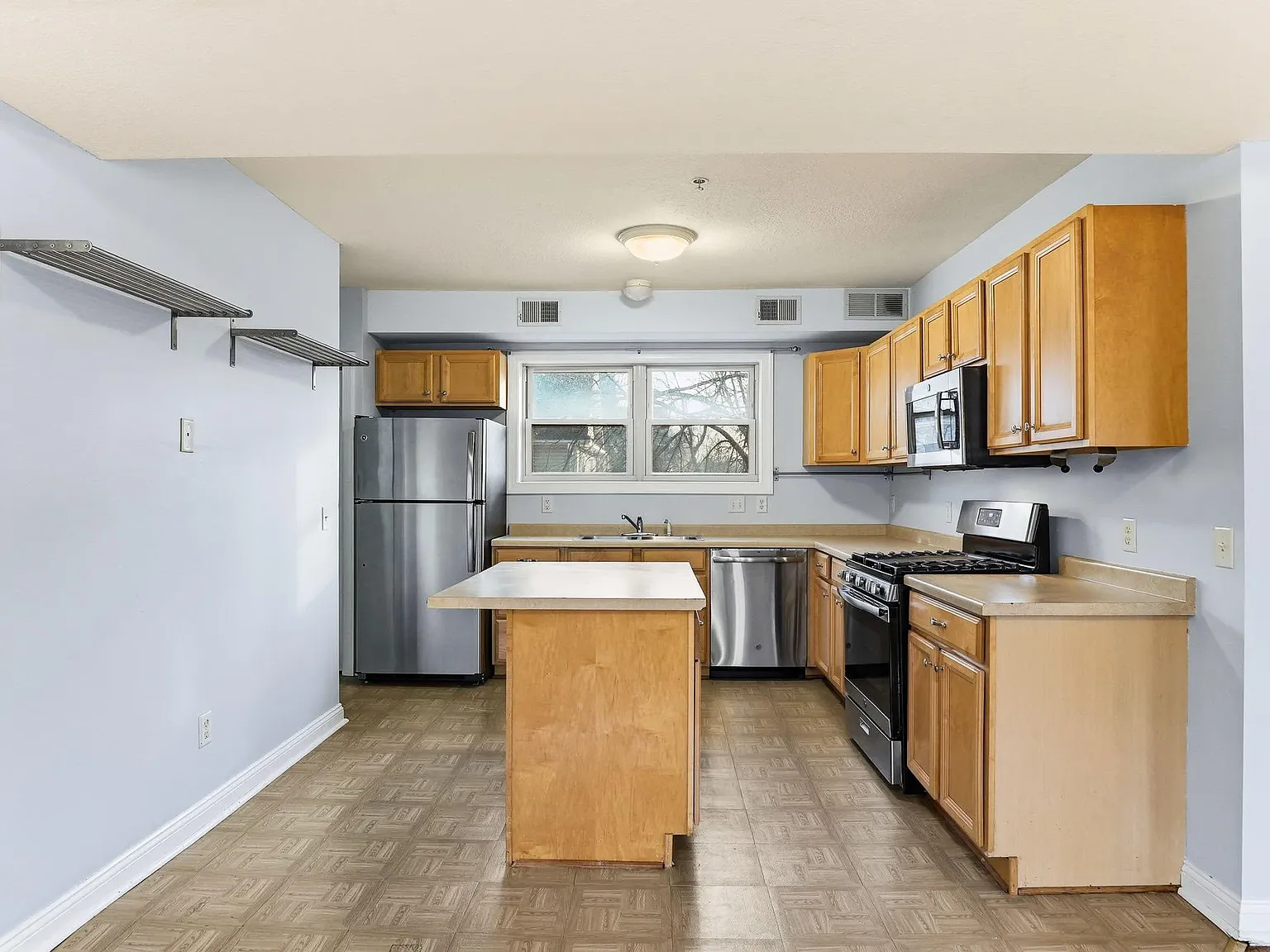 3 bed, 1329 sqft, $2,100 — Photo 3