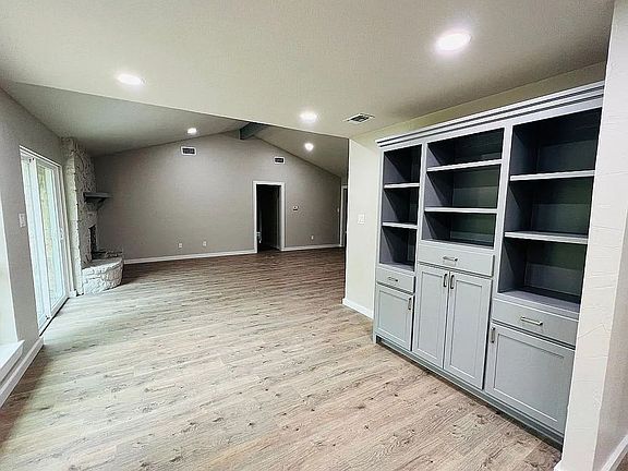 5th image of 2605 W Highland Dr