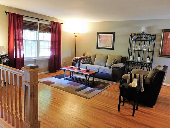 3rd image of 28 Parkmeadow Dr