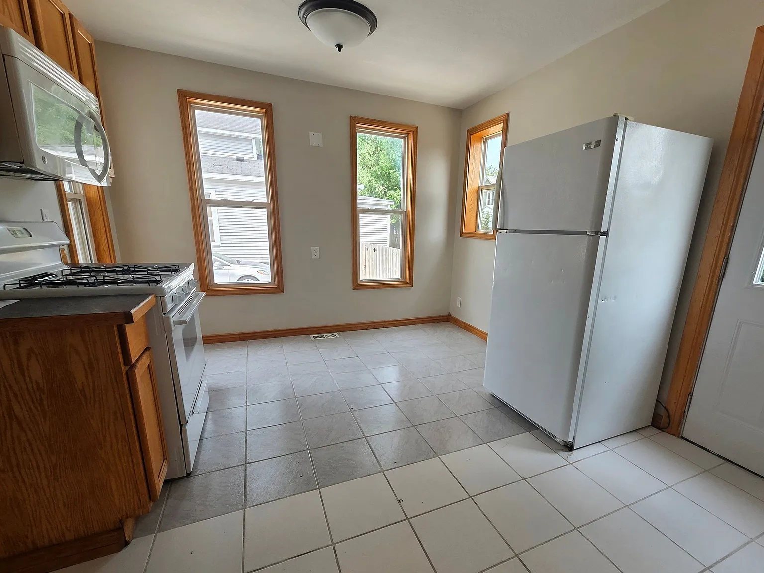 3 bed, 1.0 bath, 1100 sqft, $1,300 — Photo 2
