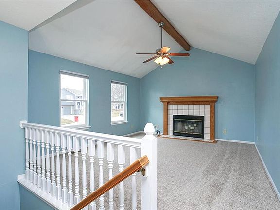 2nd image of 909 SW Hereford Dr