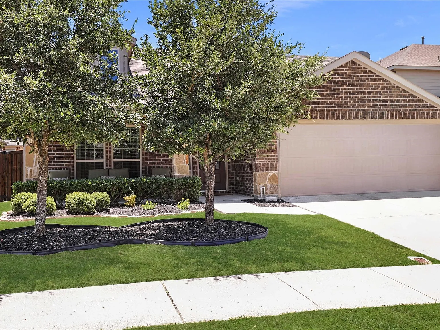 3 bed, 2054 sqft, $2,399 — Photo 2