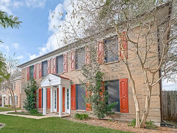 Beautiful accents and greenery make for great curb appeal!
