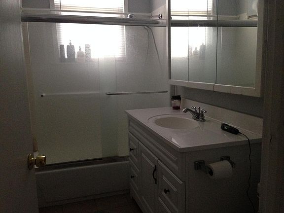 5th image of 3145 N Kenmore Ave #1