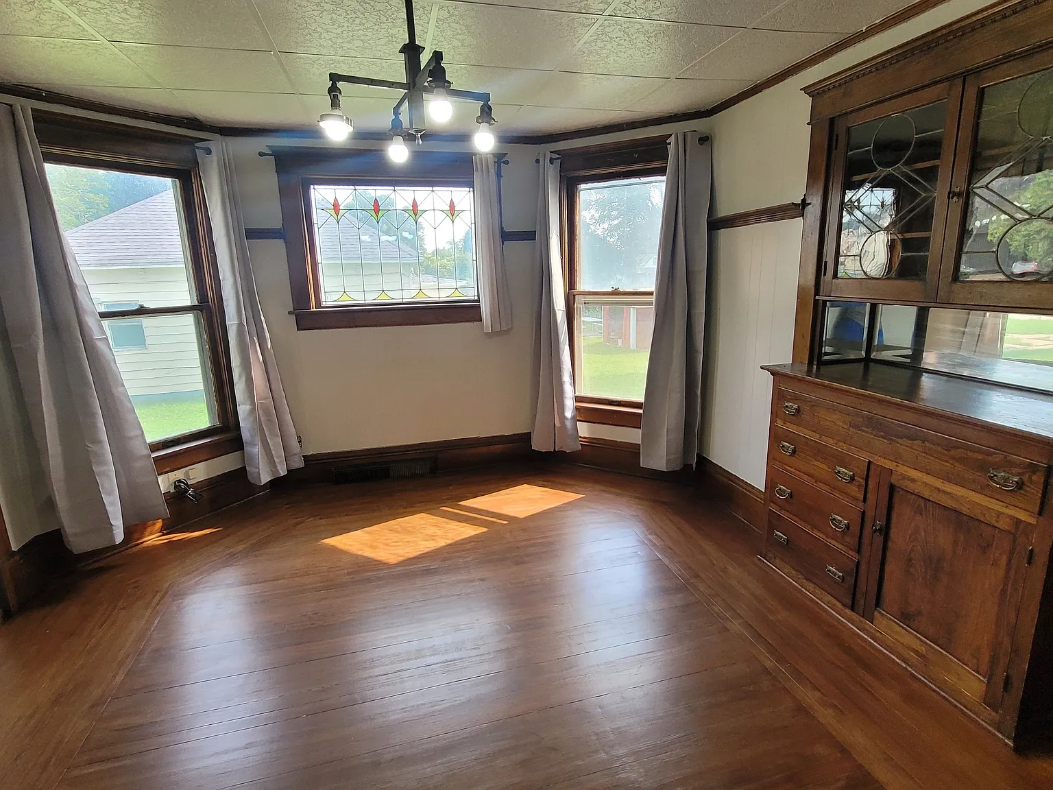 4 bed, 2.5 bath, 1790 sqft, $1,300 — Photo 1