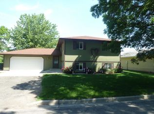 402 10th St SW, Jamestown, ND 58401