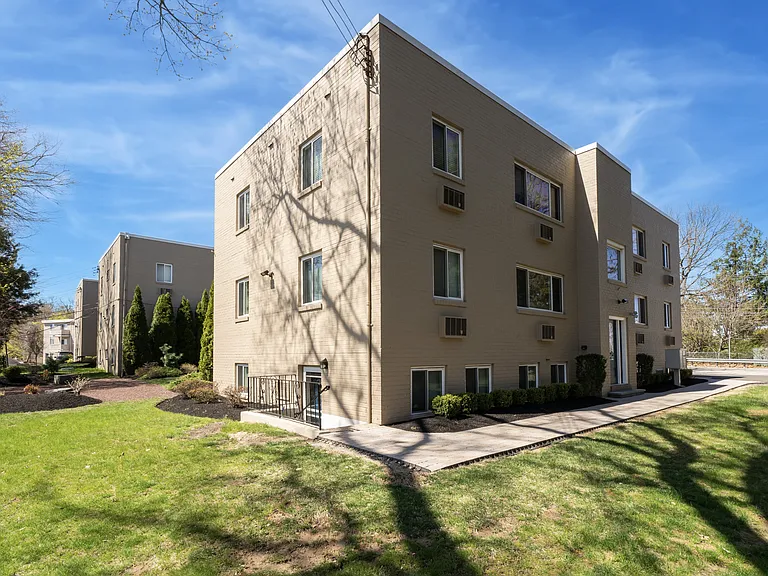 Overlook Hills Apartments — Photo 9