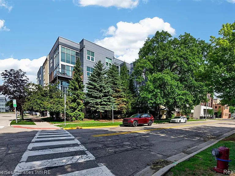 614 Troy St #105 — Photo 21