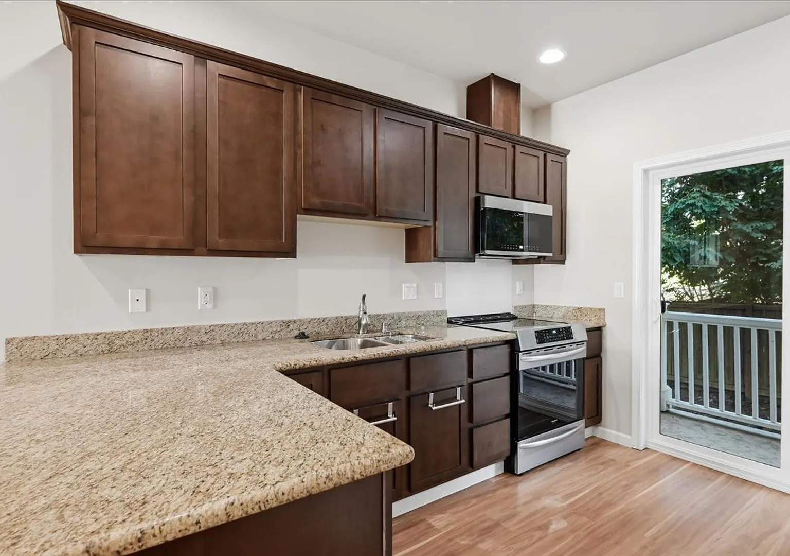 2Bd/2.25Ba Mountlake Terrace Townhome — Photo 2