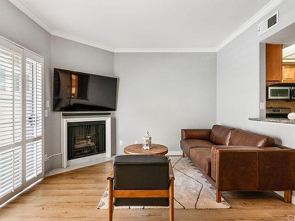 4th image of 11306 Moorpark St Unit 4
