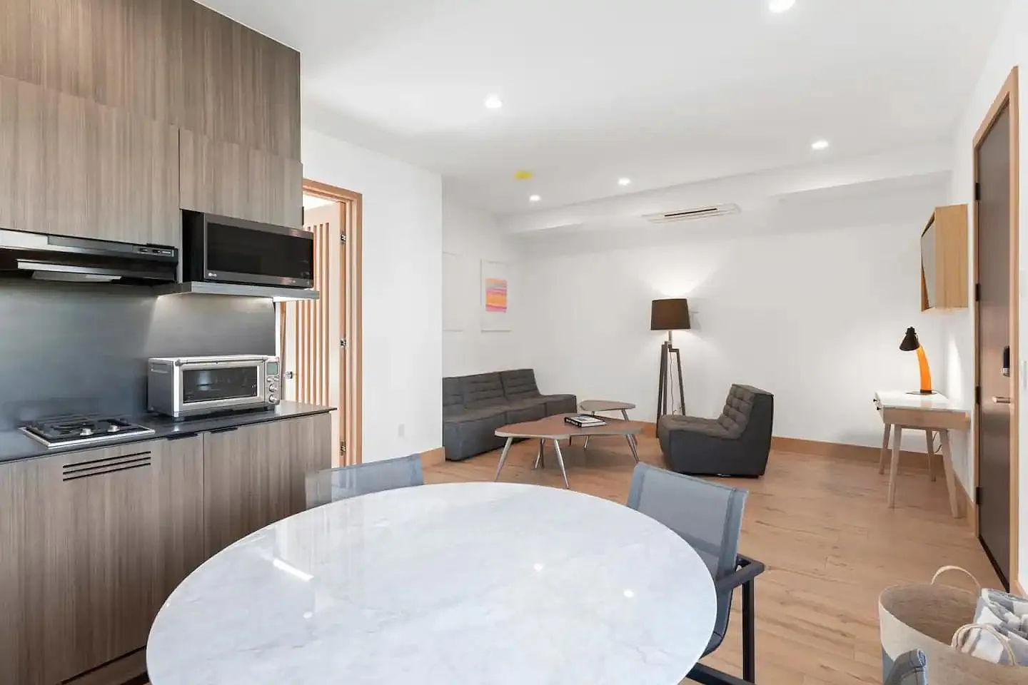 1 bed, 520 sqft, $9,950 — Photo 2