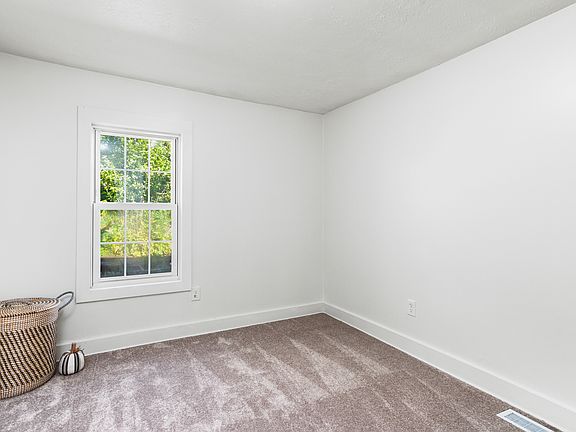 2nd image of 826 Ashland Ct