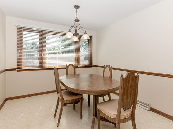 4th image of 17355 Oleander Ave