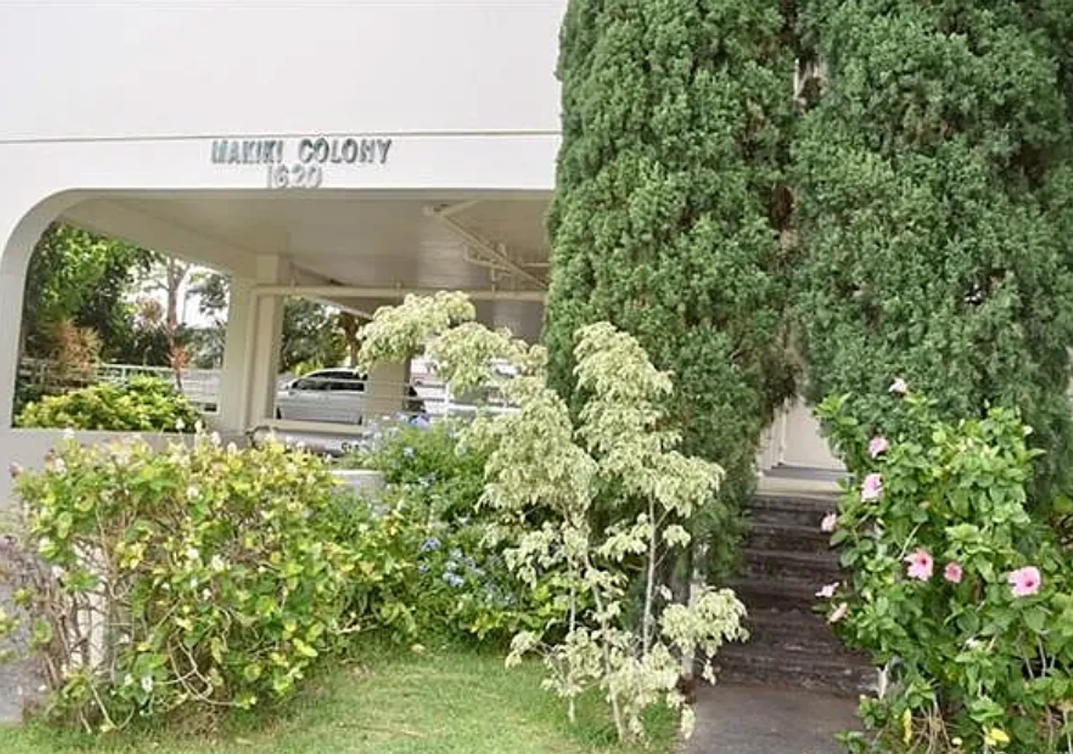 Rarely Available 1 Bedroom, 1 Bath Top Floor Corner Unit In Makiki Colony! — Photo 3