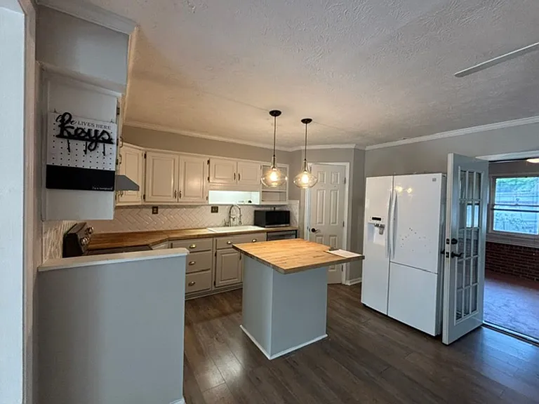 6525 Gregg Dr — Photo 3