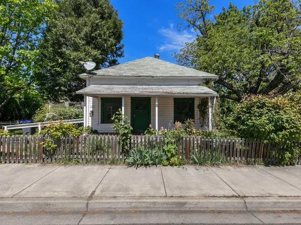 202 E Main St, Talent, OR 97540