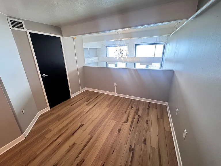 1133 W 9th Street — Photo 11