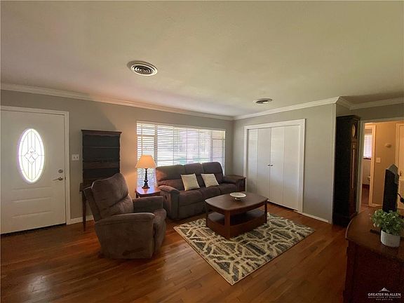 5th image of 806 Country Club Dr