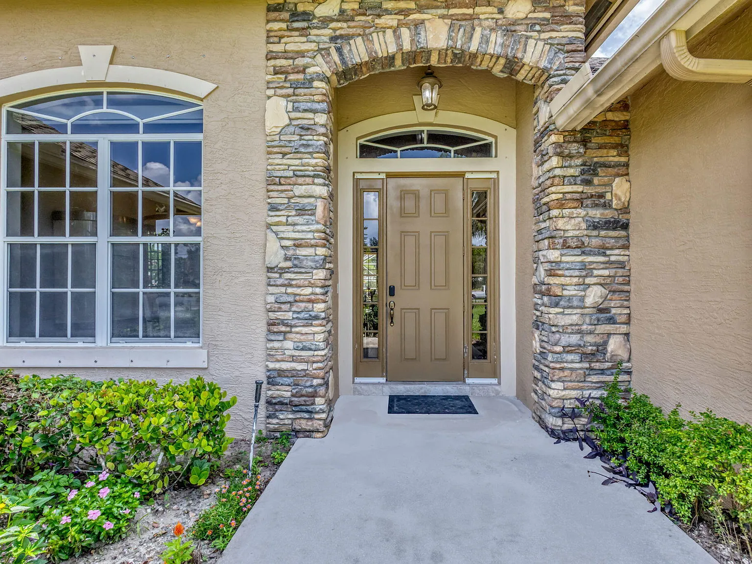 4 bed, 3.0 bath, 2881 sqft, $5,900 — Photo 2