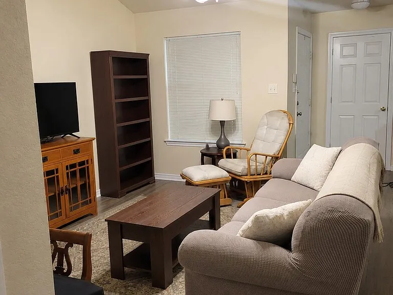 937 Crepe Myrtle St — Photo 2
