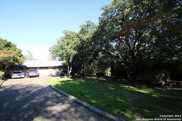 1st image of 813 Ivy Ln