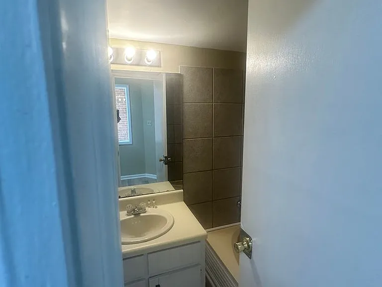 2738 Tyndall Dr — Photo 10